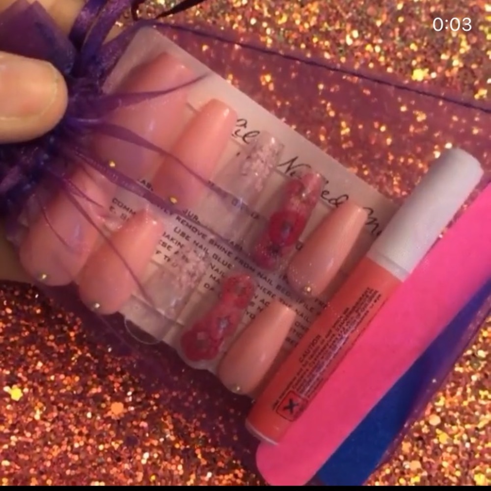 Press on nails - Picture 2 of 3